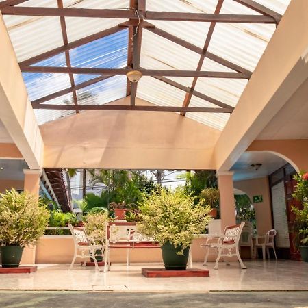 Hotel Y Cabinas El Coral Jaco Bagian luar foto