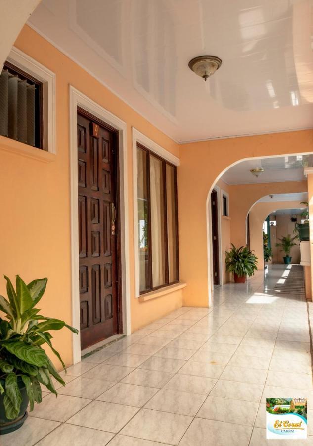 Hotel Y Cabinas El Coral Jaco Bagian luar foto