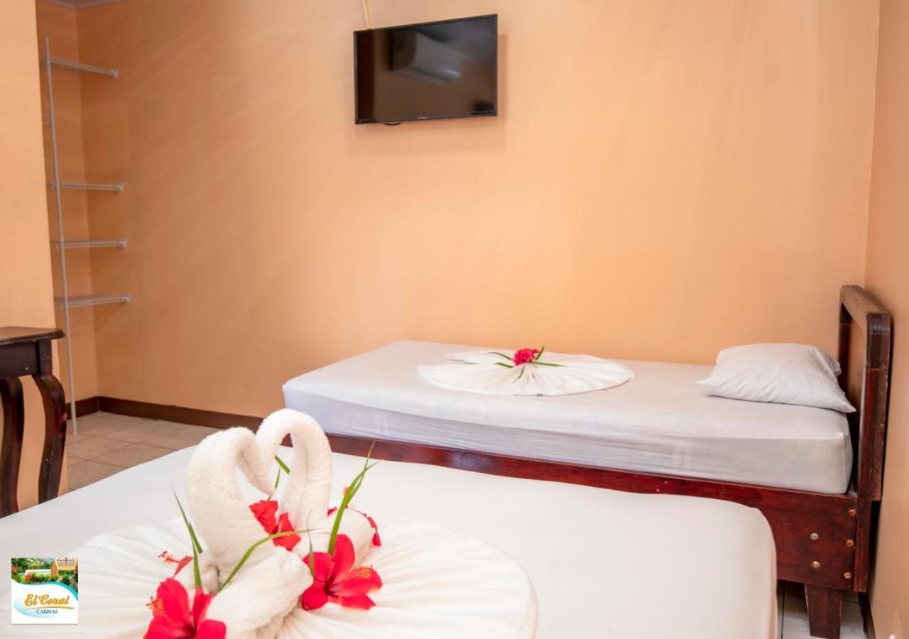 Hotel Y Cabinas El Coral Jaco Bagian luar foto