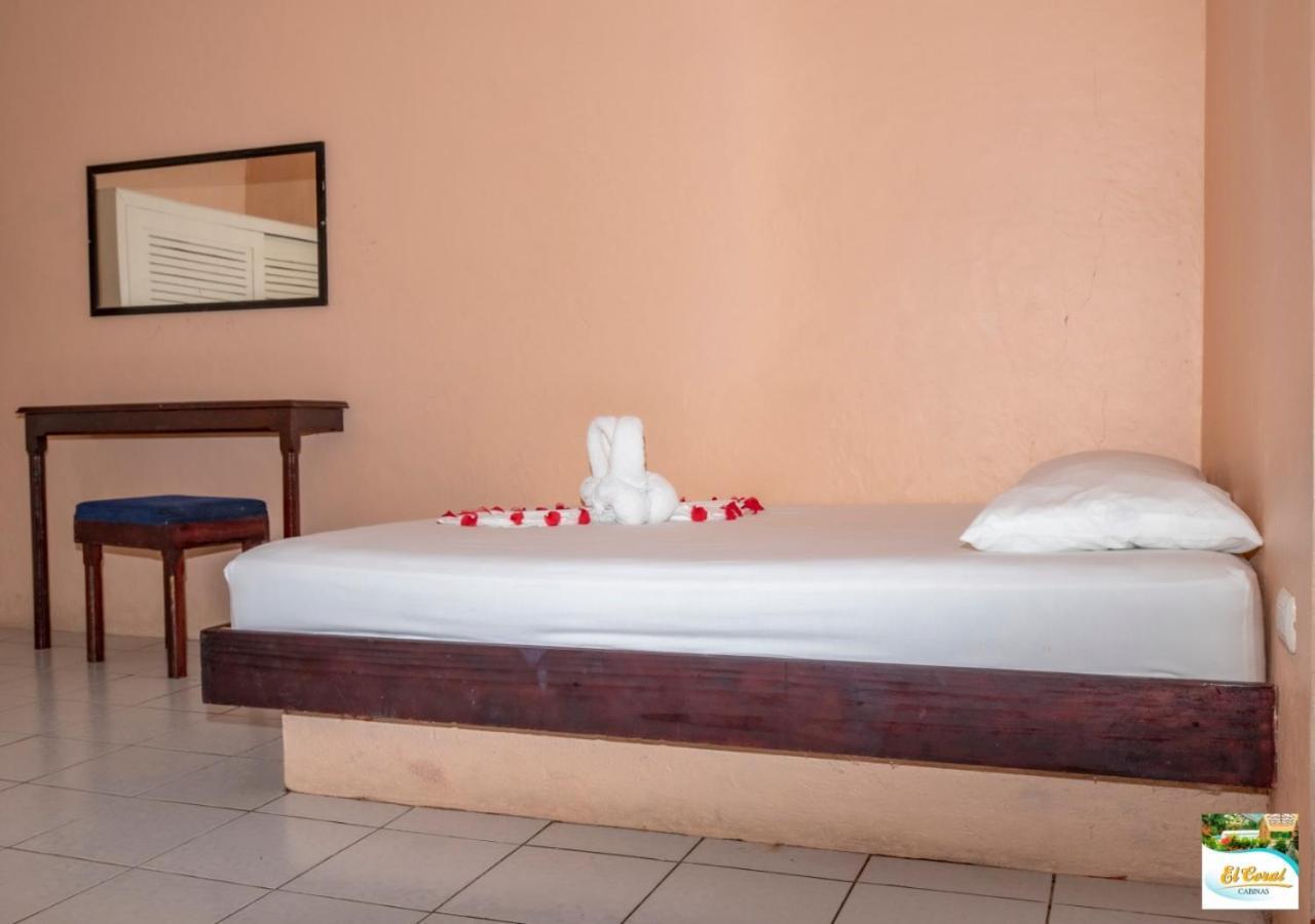 Hotel Y Cabinas El Coral Jaco Bagian luar foto