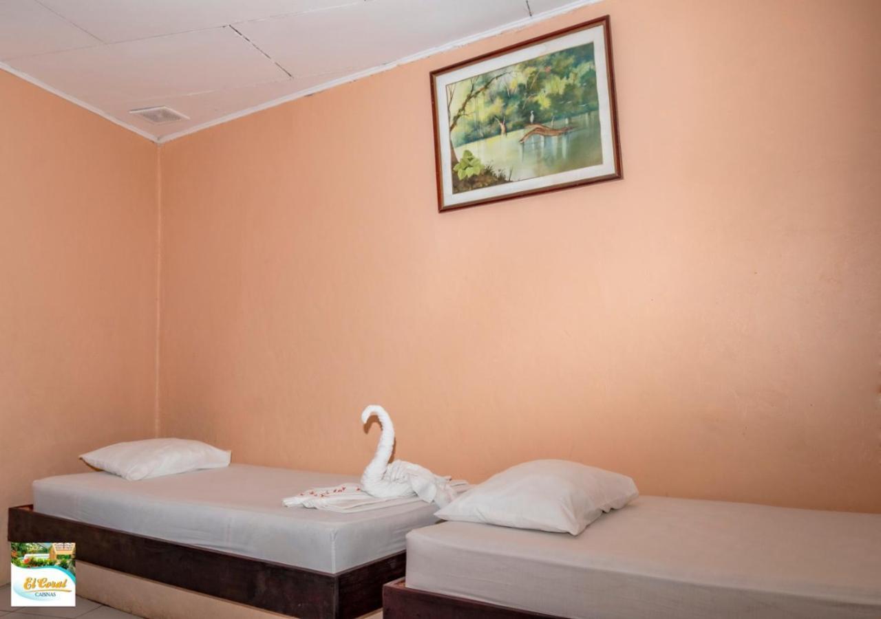 Hotel Y Cabinas El Coral Jaco Bagian luar foto