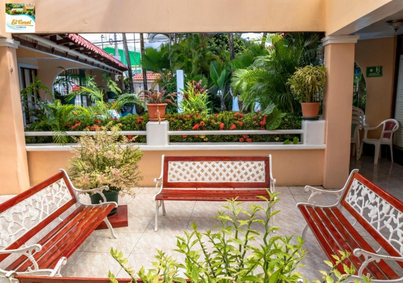 Hotel Y Cabinas El Coral Jaco Bagian luar foto