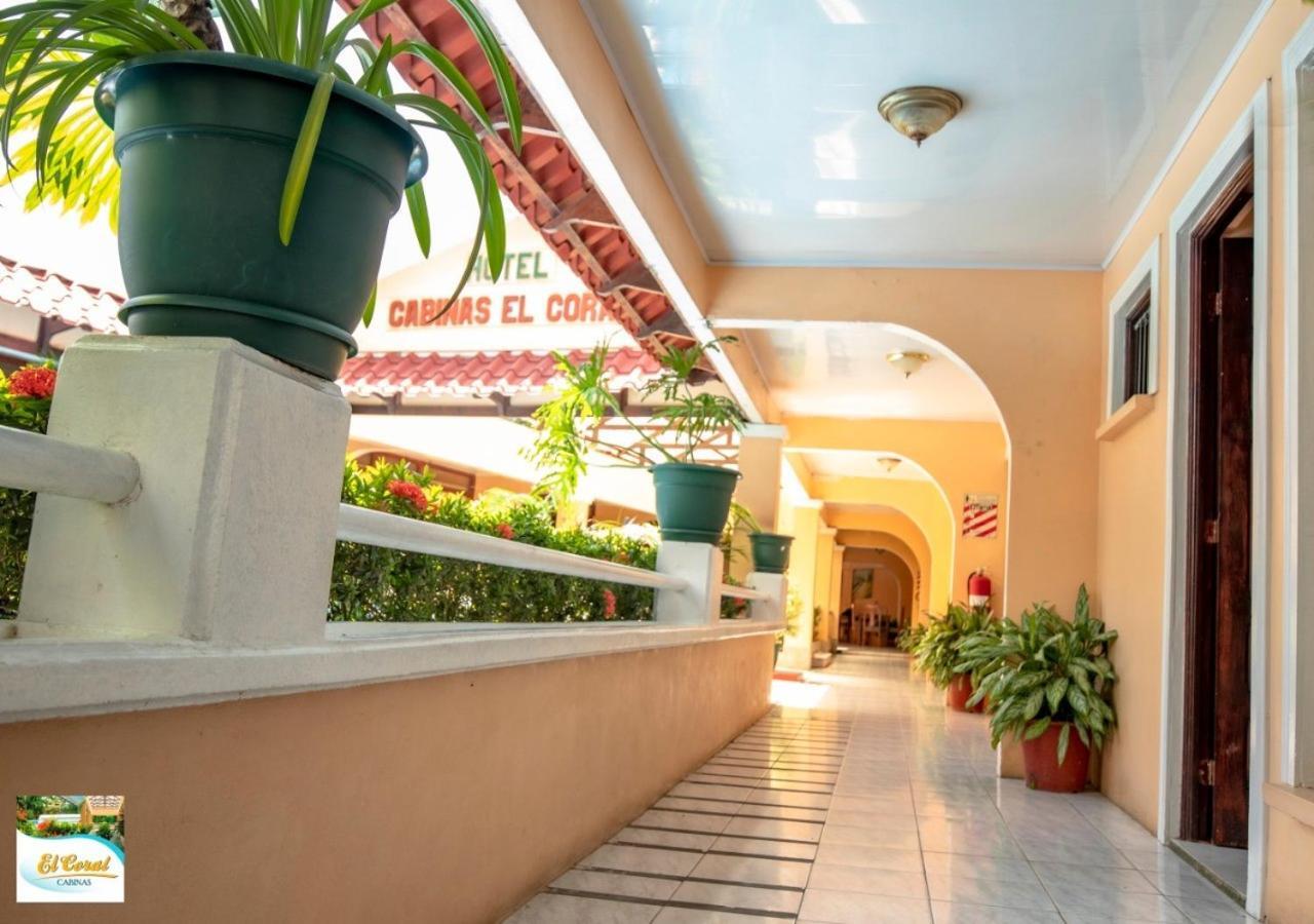 Hotel Y Cabinas El Coral Jaco Bagian luar foto