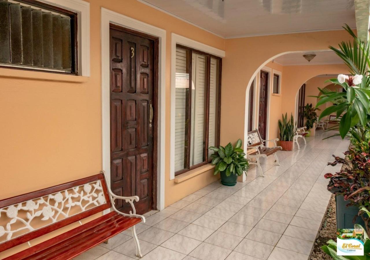 Hotel Y Cabinas El Coral Jaco Bagian luar foto