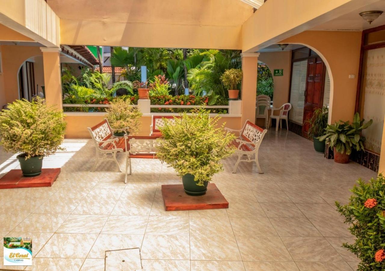 Hotel Y Cabinas El Coral Jaco Bagian luar foto